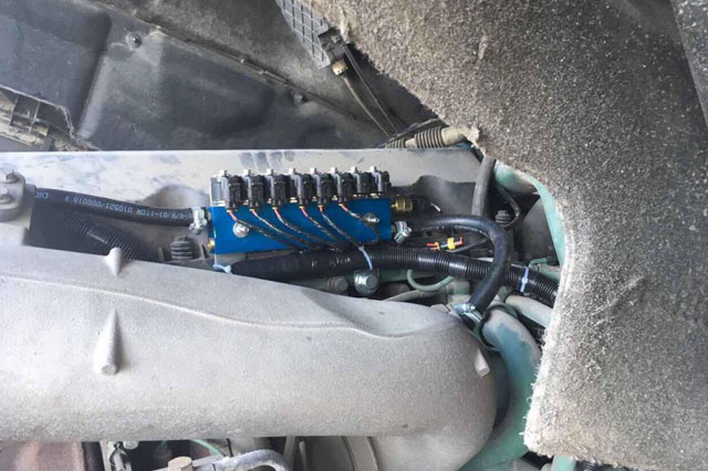 Крепление редукторов и рейка газовых инжекторов на VOLVO FH-12 440 двигатель Volvo D13A 440 л/с